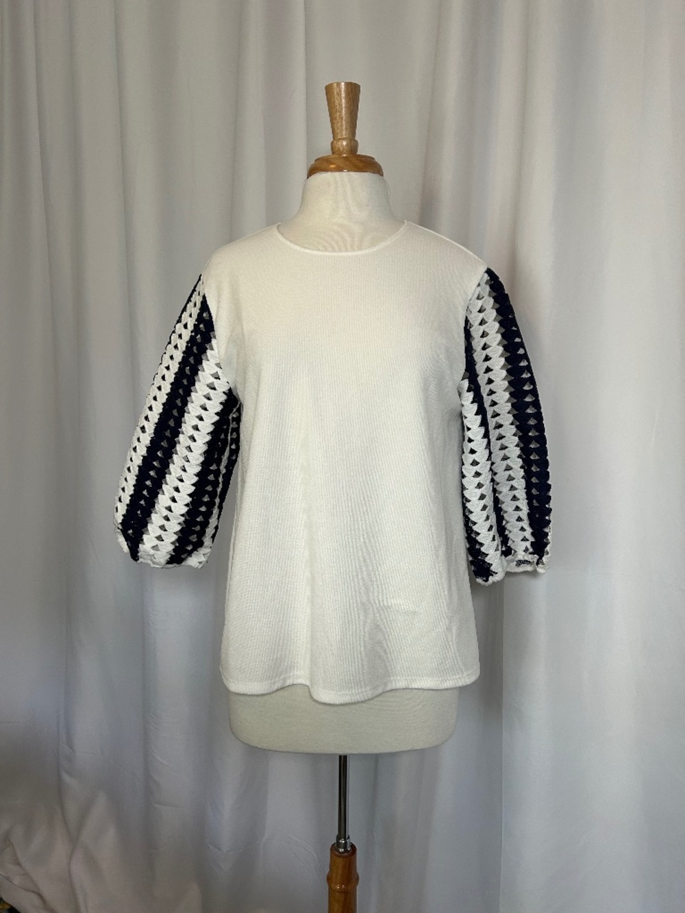 FREE THE ROSES WHITE BLOUSE WITH LACE SLEEVES - SIZE MEDIUM